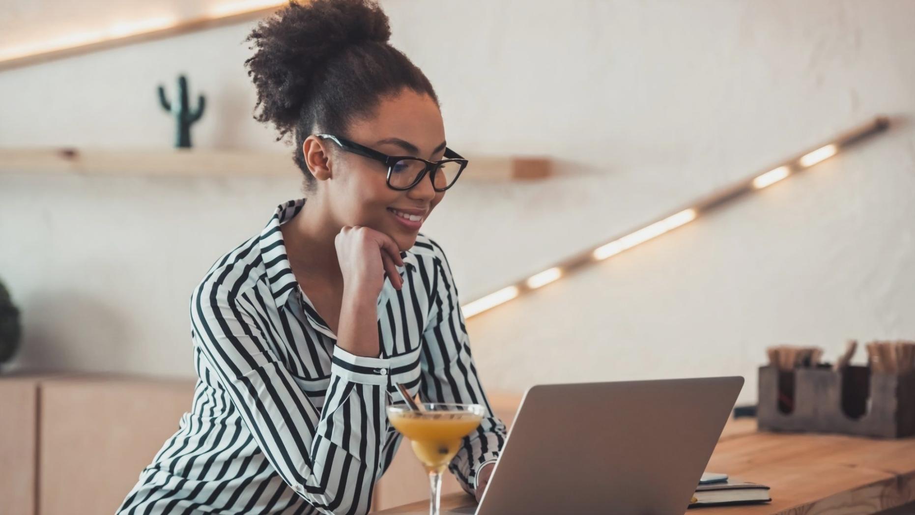 Sala de seminario profesional con participantes analizando estrategias financieras