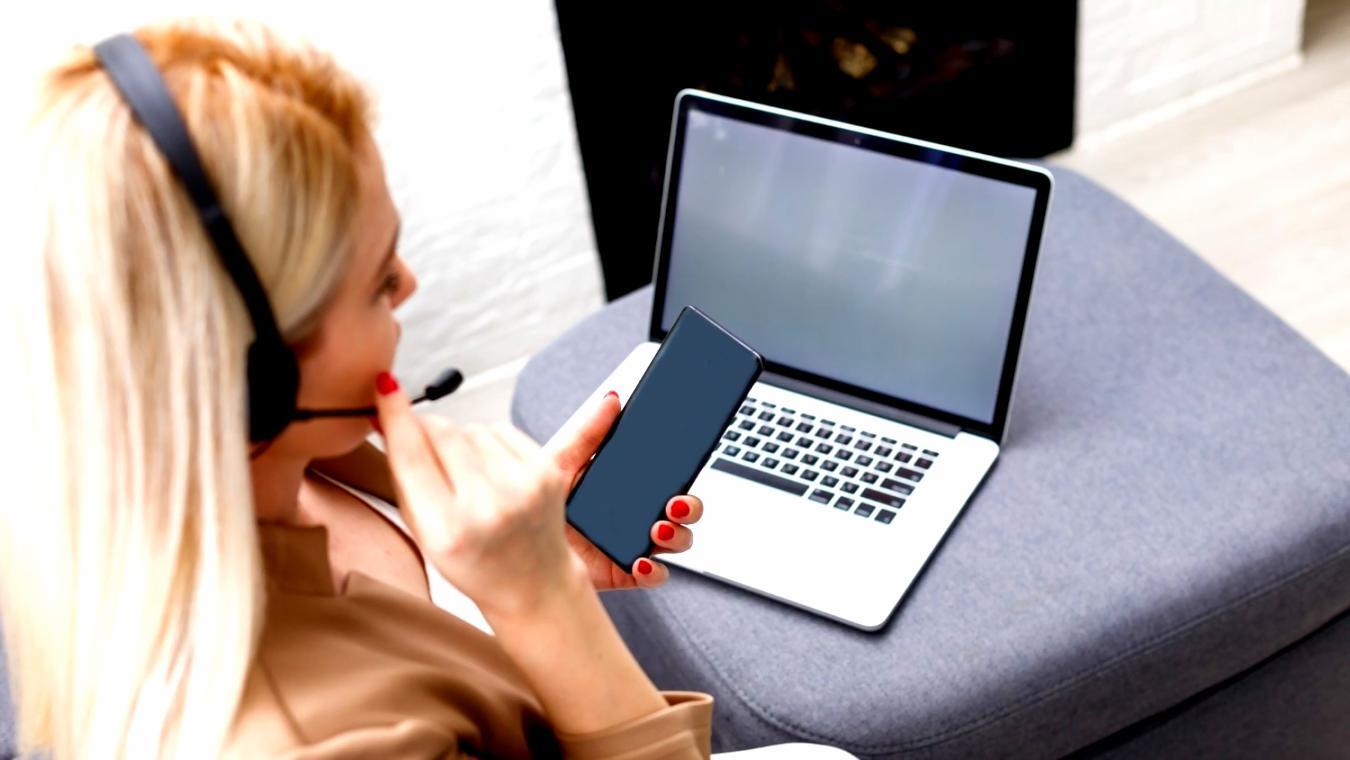 Participante del seminario analizando gráficos de optimización financiera