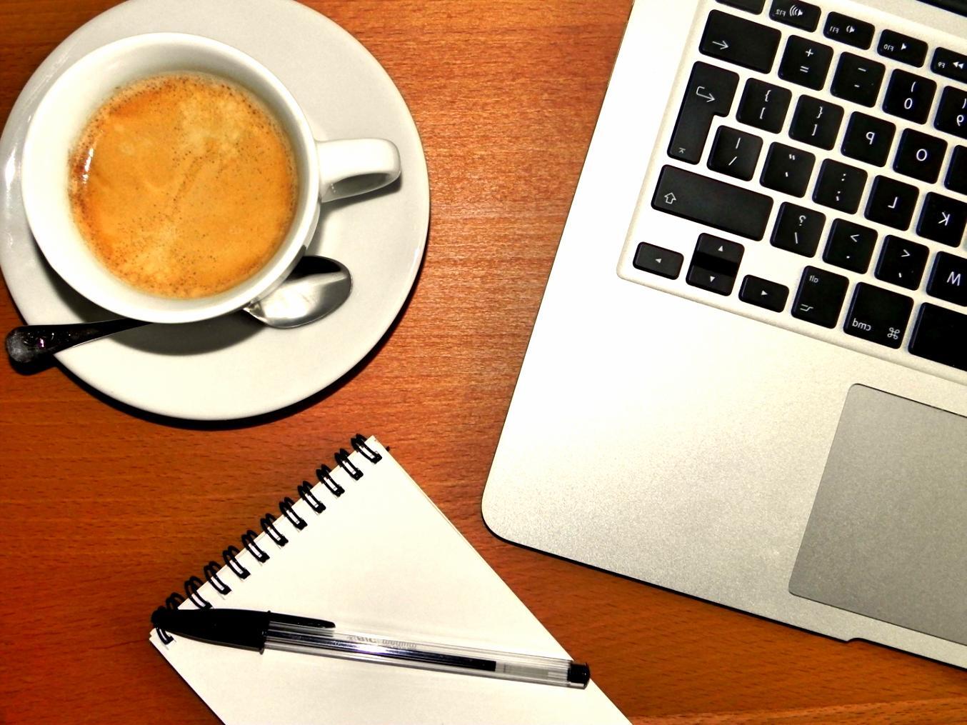 Instructor explicando metodología de análisis de gastos variables